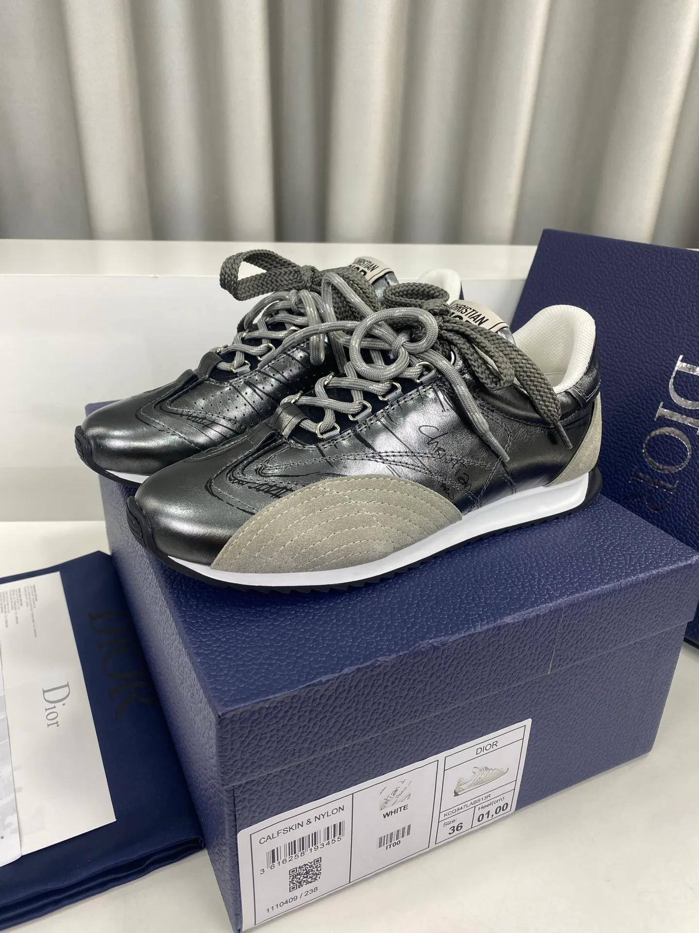 💕💕Factory direct selling price p560💕💕 Men's size +10 Dior Dior D-Sketch series graffiti moral shoes casual sports shoes ☑️ D-Sketch sports shoes made a wonderful appearance at the Dior 2025 spring and summer ready-to-wear series show, highlighting the classic retro aesthetics. Crafted from white nylon and calf leather, it's finished with a printed logo inspired by the shoe's production stages, with beige suede calf leather panels and double laces. A handwritten Christian Dior Paris signature adorns the sides, while a Christian Dior Paris signature panel and plaque adorn the heel and tongue. Paired with two-color thin rubber soles, they are more refined and can add high-end temperament to various casual looks. Exquisite packaging at the delivery counter🛍📦 ▪️Fabric: Original customized cowhide/graffiti ▪️Inner foot pads: Breathable mesh ▪️Sole: Original molded non-slip rubber outsole ▪️Sole thickness: 2CM ▪️Size: 35-45 (45 for women and 45 for men, customization is not returnable)
